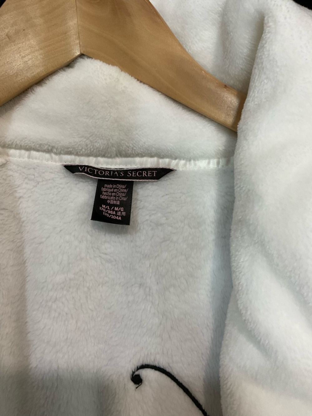 Victoria's Secret White Plush Robe with Black Belt - Picture 4 of 12